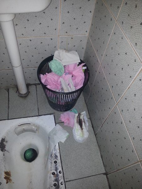 Девушка выкинув прокладку писает в туалете