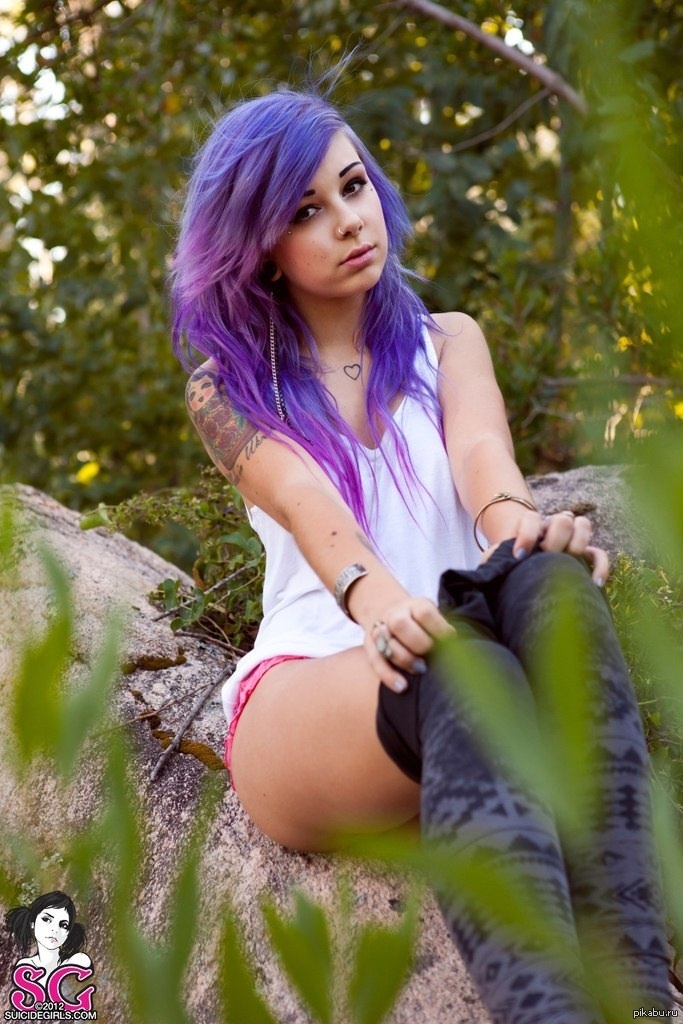 Голая девушка с разноцветными волосами фото