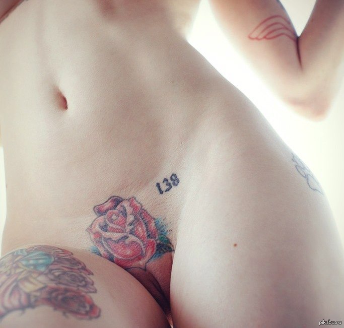 Рыжая девка с татуировками показывает интимные места