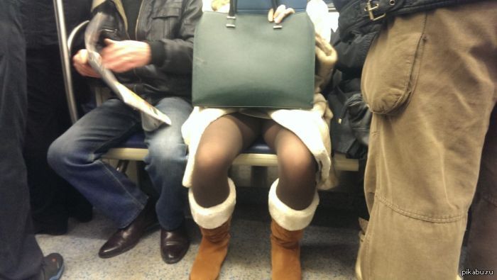 Дрочер не удержался перед блондинкой в метро и решил передернуть
