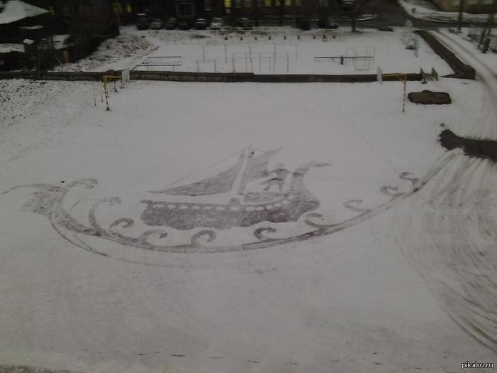 Дворник ижевского лицея рисует метлой огромные картины на снегу Еще несколько фотографий по ссылке: http://www.youreporter.ru/ugc/20140117/860164091.html