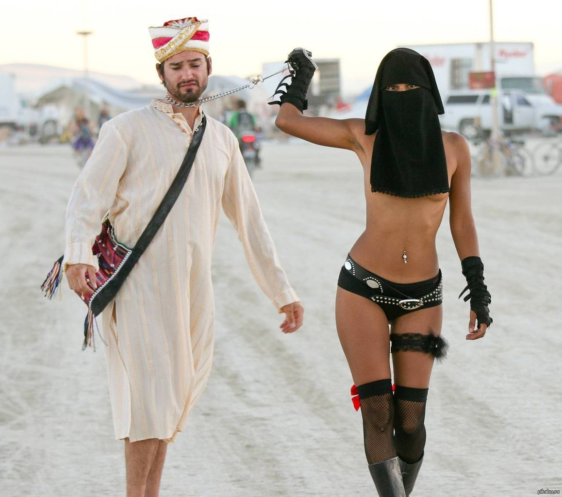 Арабская девушка ни носит ничего кроме платка на головеи трахается жестк