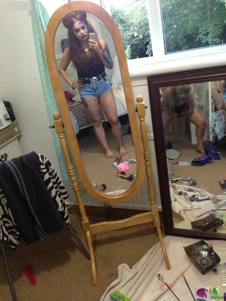 Девочка повалила зеркало на пол