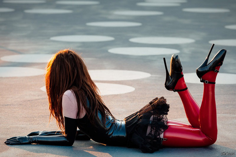Эротика рыжей девки в латексе с длинными ногами