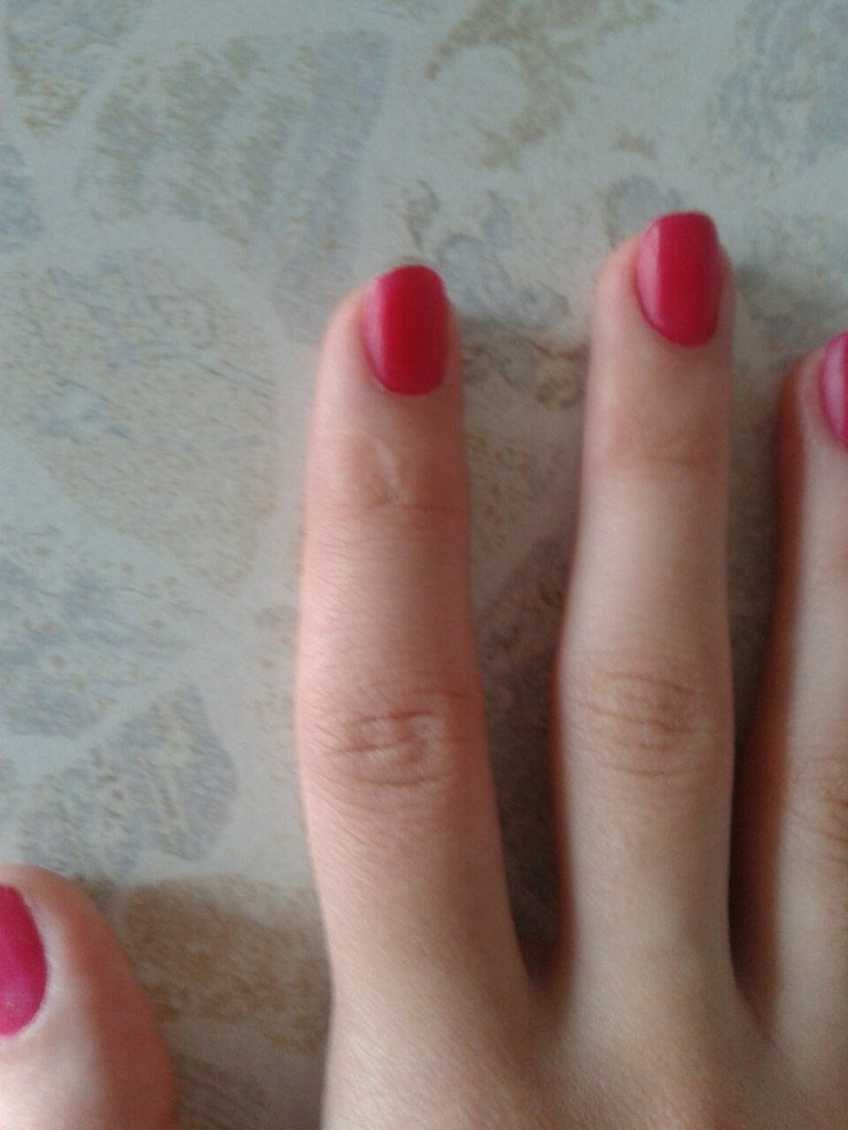 devushka-vstavlyaet-sebe-paltsi-posle-semki-modeley-trahayut