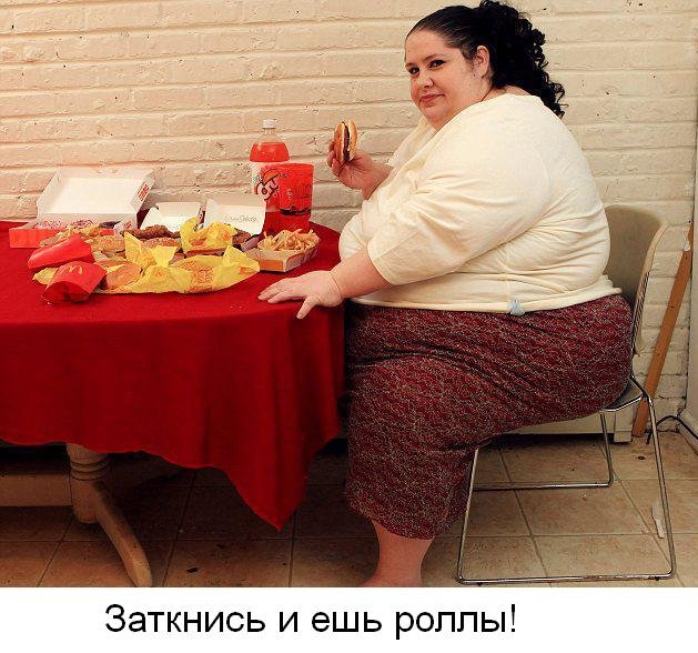 Девушка варит борщ
