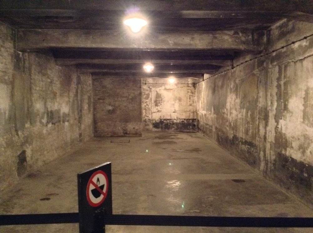 Стена в газовой камере концлагеря Аушвиц. | Пикабу