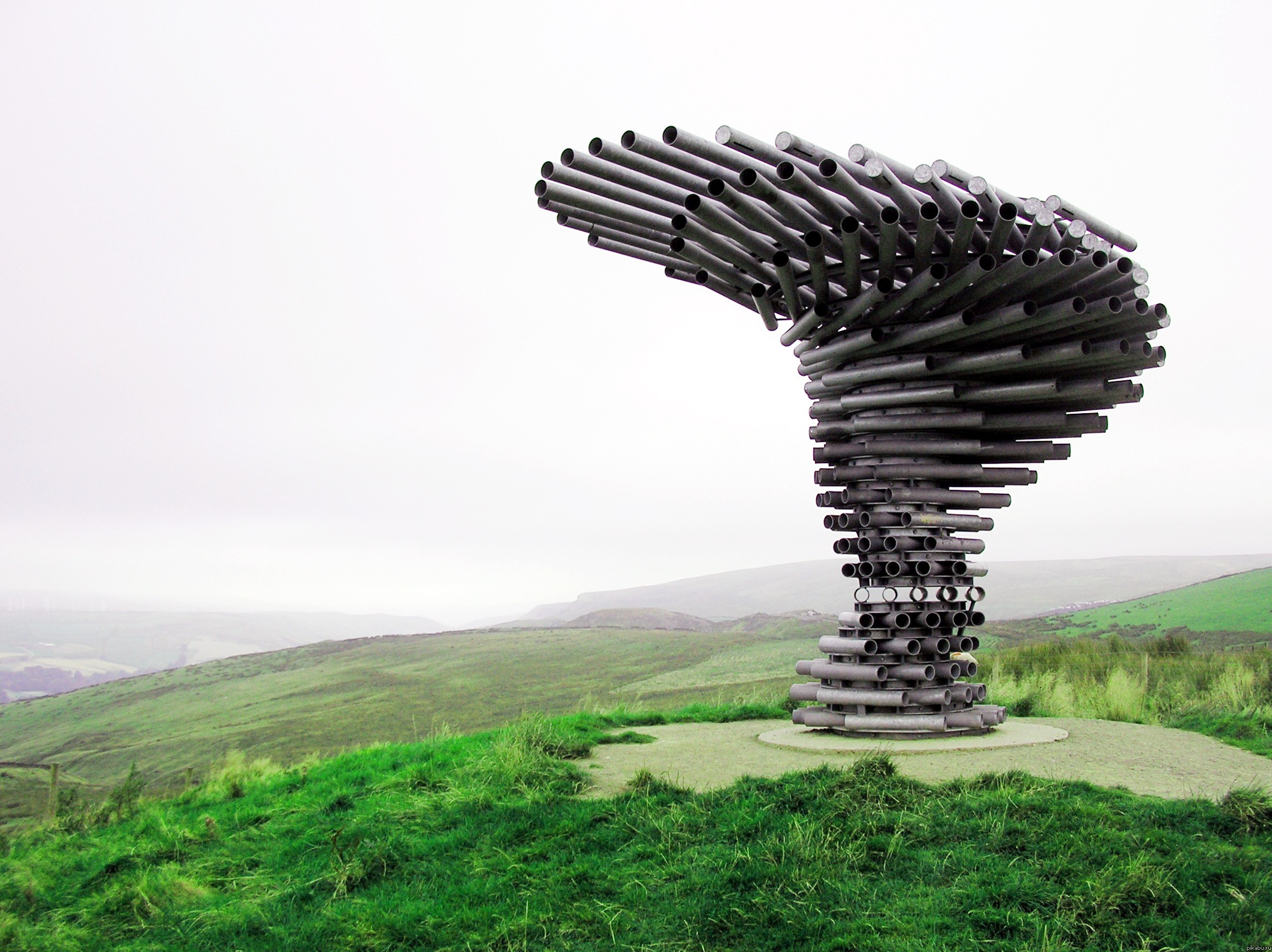 Поющее дерево Singing Ringing Tree находится на самом ветреном холме  Пеннинских гор графства Ланкашир. Эта скульптура - подобие органа, | Пикабу