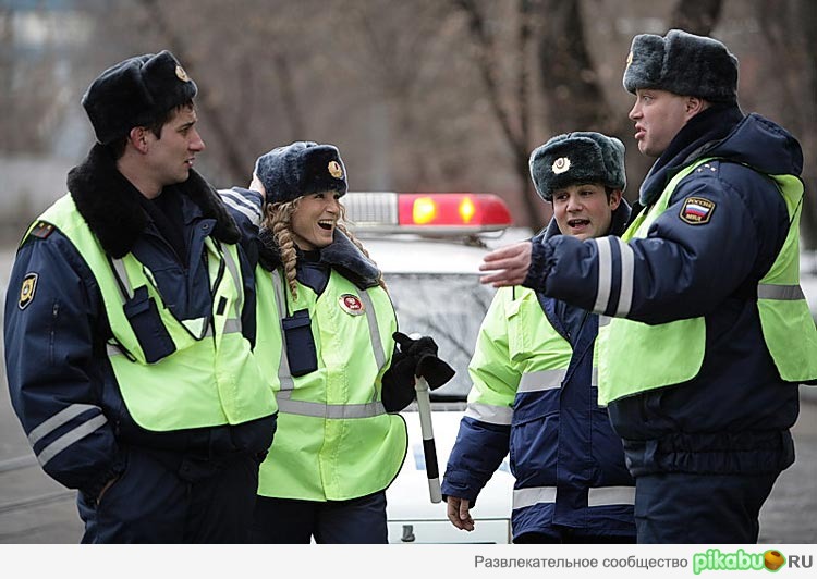 Группа в салатовых купальниках