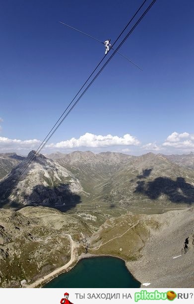Швейцарский канатоходец Фредди Нок при подъёме на гору "Дьяволица" на высоте 2978 метров.