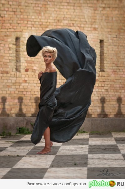 Чёрная королева на шахматной доске...