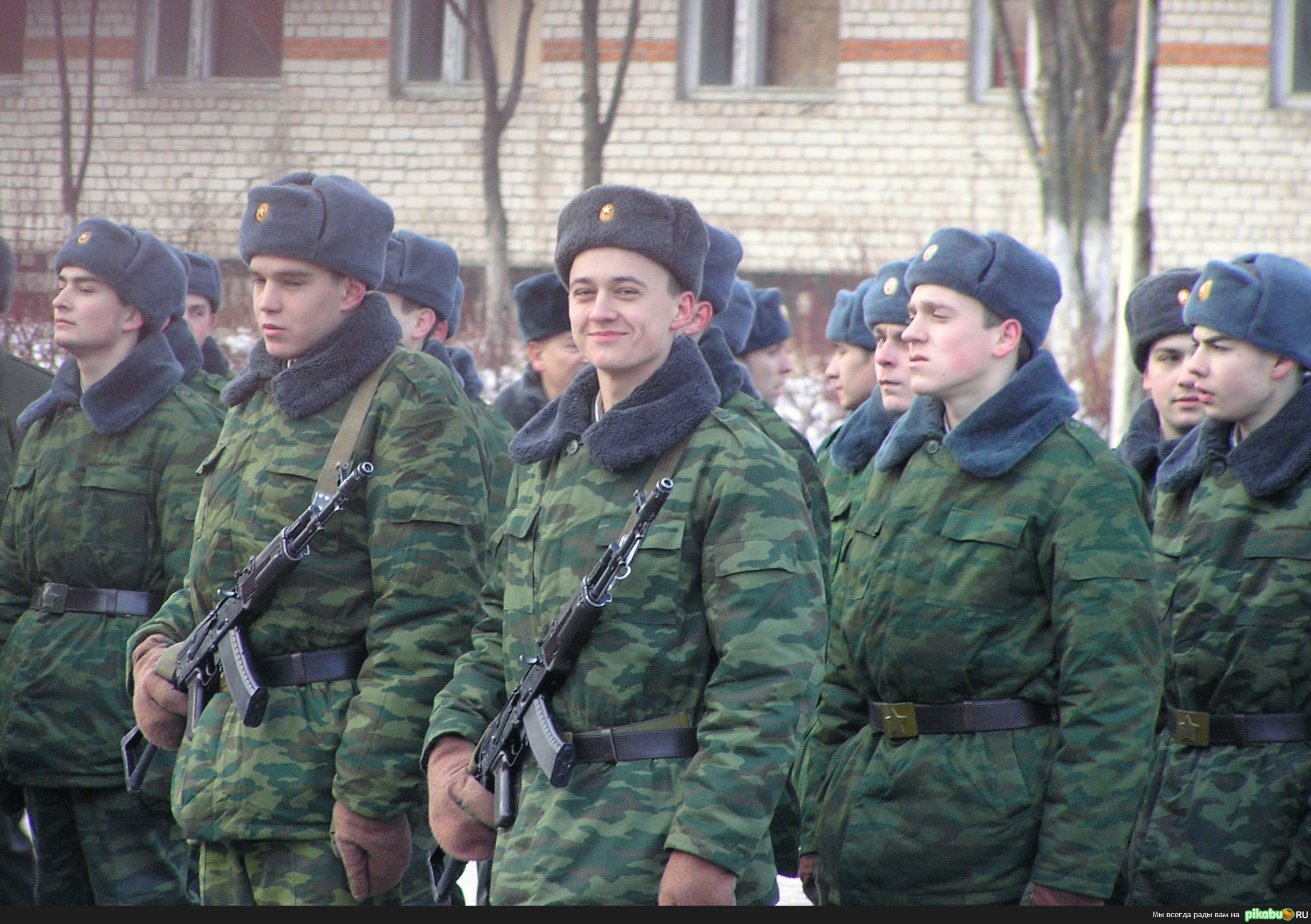 Смирно!? Не, не слышал, у меня мама приехала!