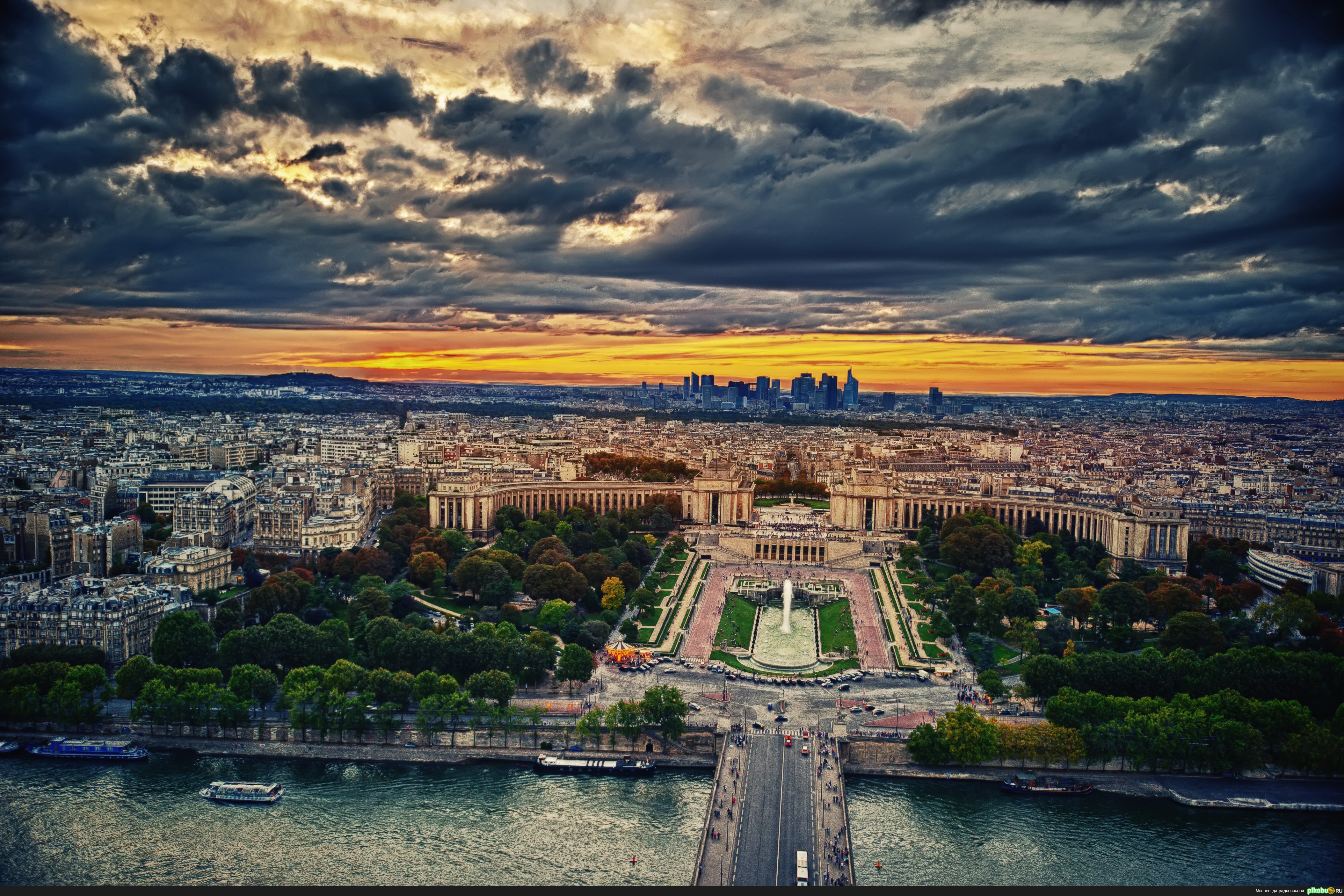 Вид с Эйфелевой башни на площадь Трокадеро, на заднем плане Ля Дефанс