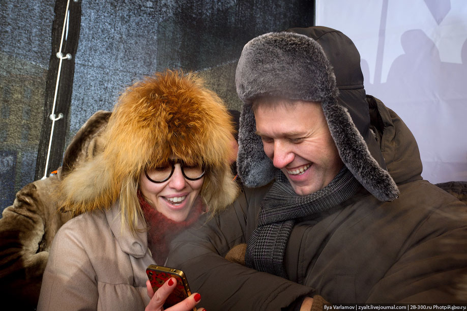 Глянь на этих дураков и поехали в ресторан обедать и греться