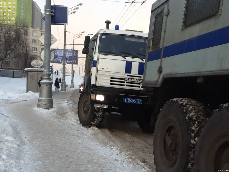 Колонна полицейского транспорта.