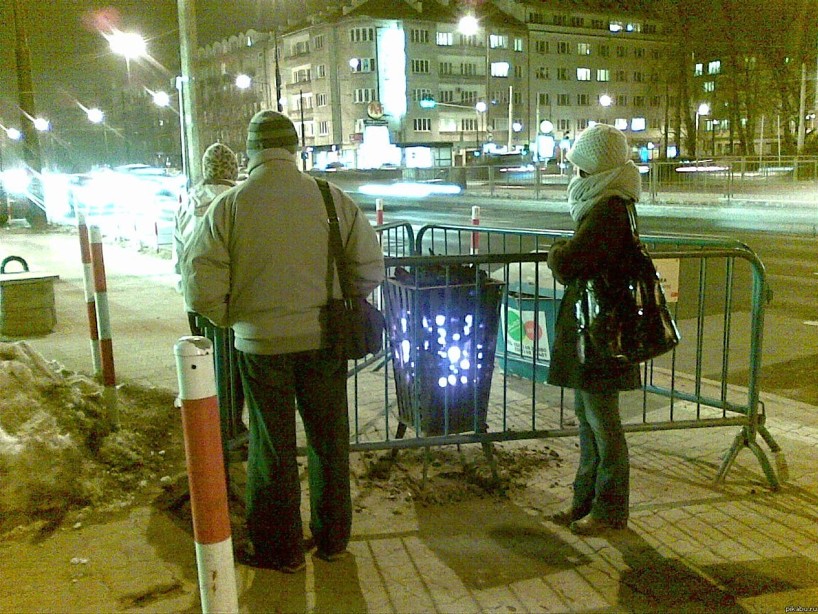 В Варшаве из-за холодов около автобусных сотановок поставили вот такие штуки.