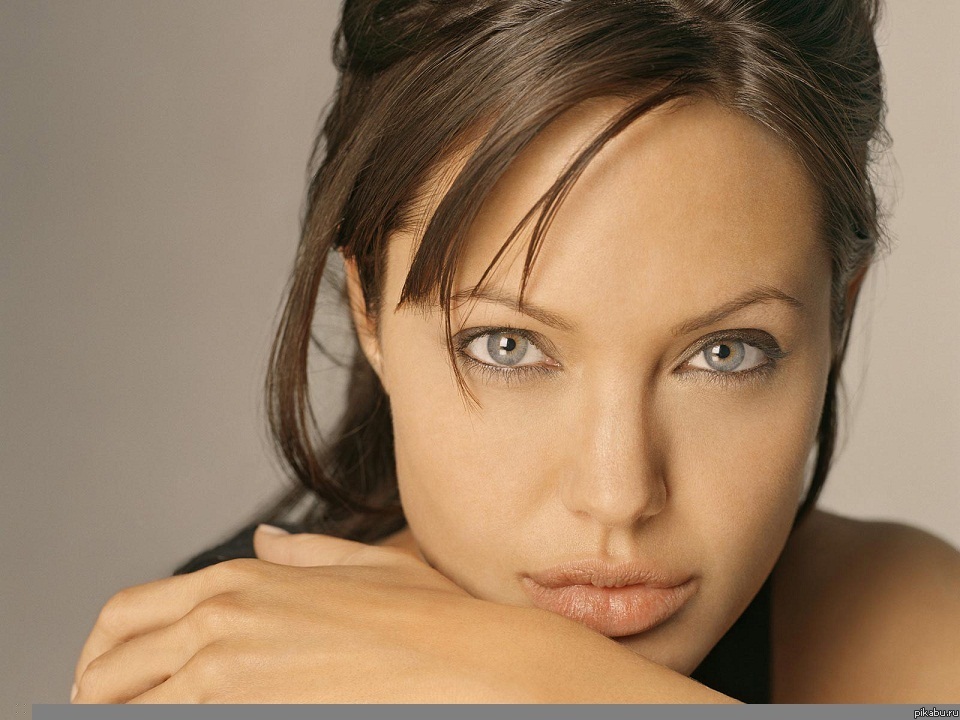 Твой взгляд меня пленил.