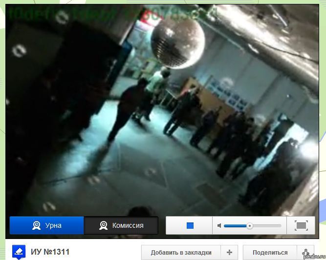 Один из предвыборных участков тусит.