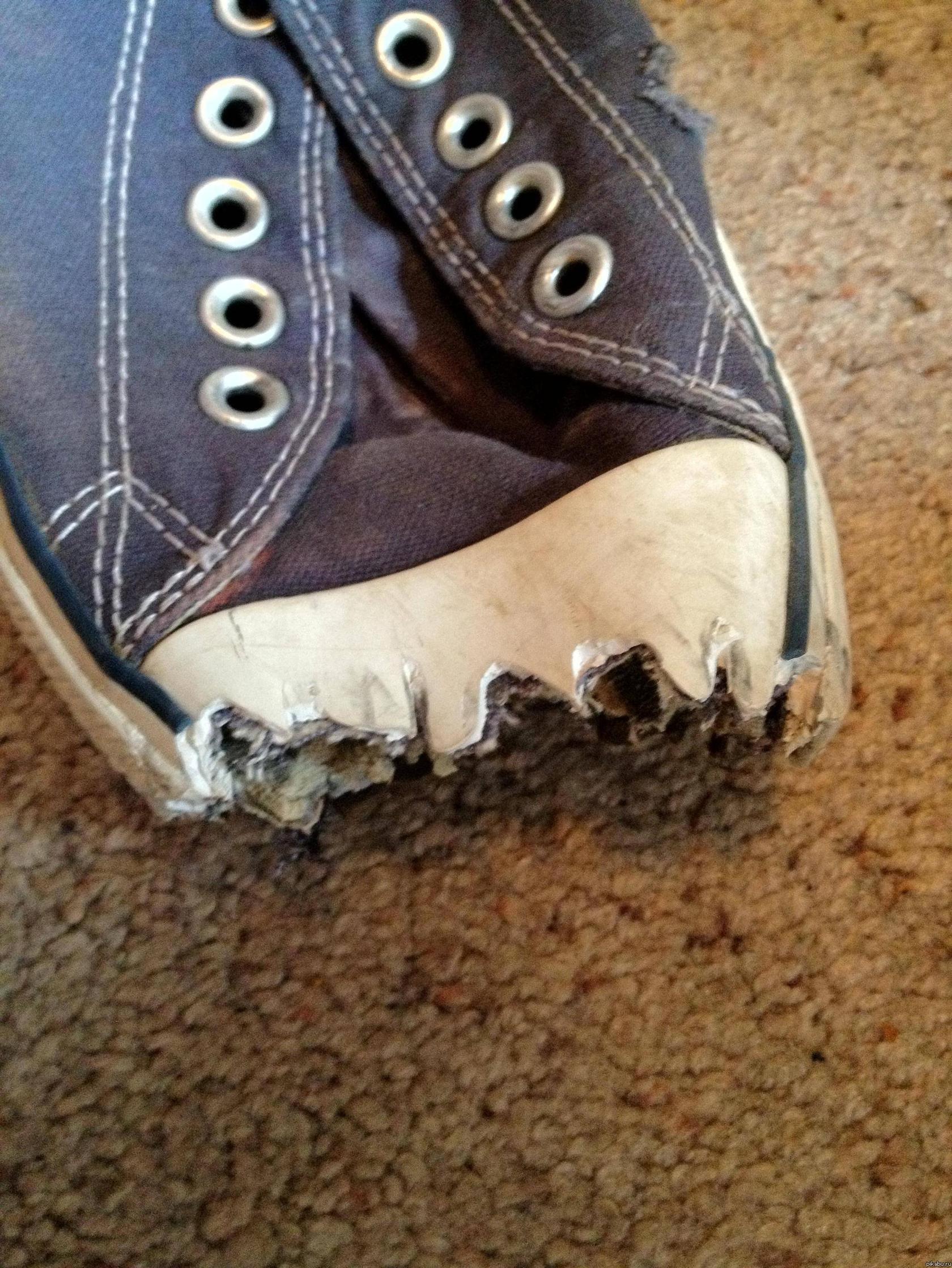 Кед застрял в эскалаторе..