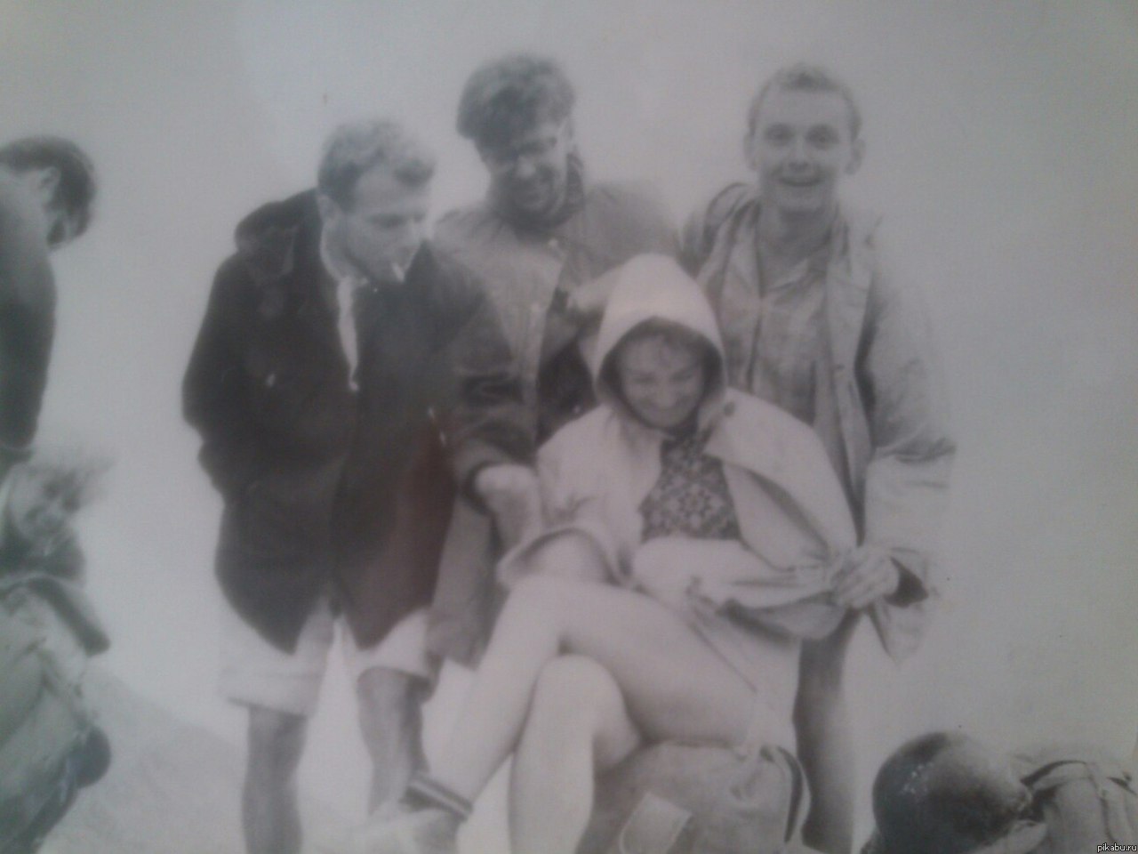 Не фотографируйтесь пьяными и с идиотским выражением лица, на всякий случай :-)