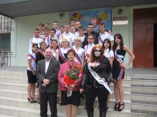 Что-то на этом выпускном фото не так...