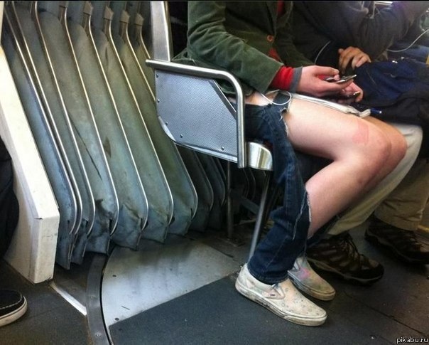 Модные рваные джинсы...