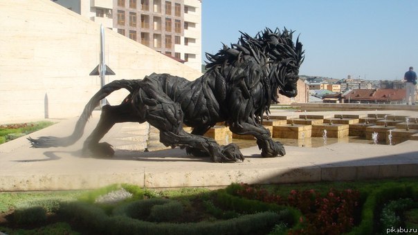 Лев из покрышек в саду скульптур в Ереване напоминает мимика (фильм 