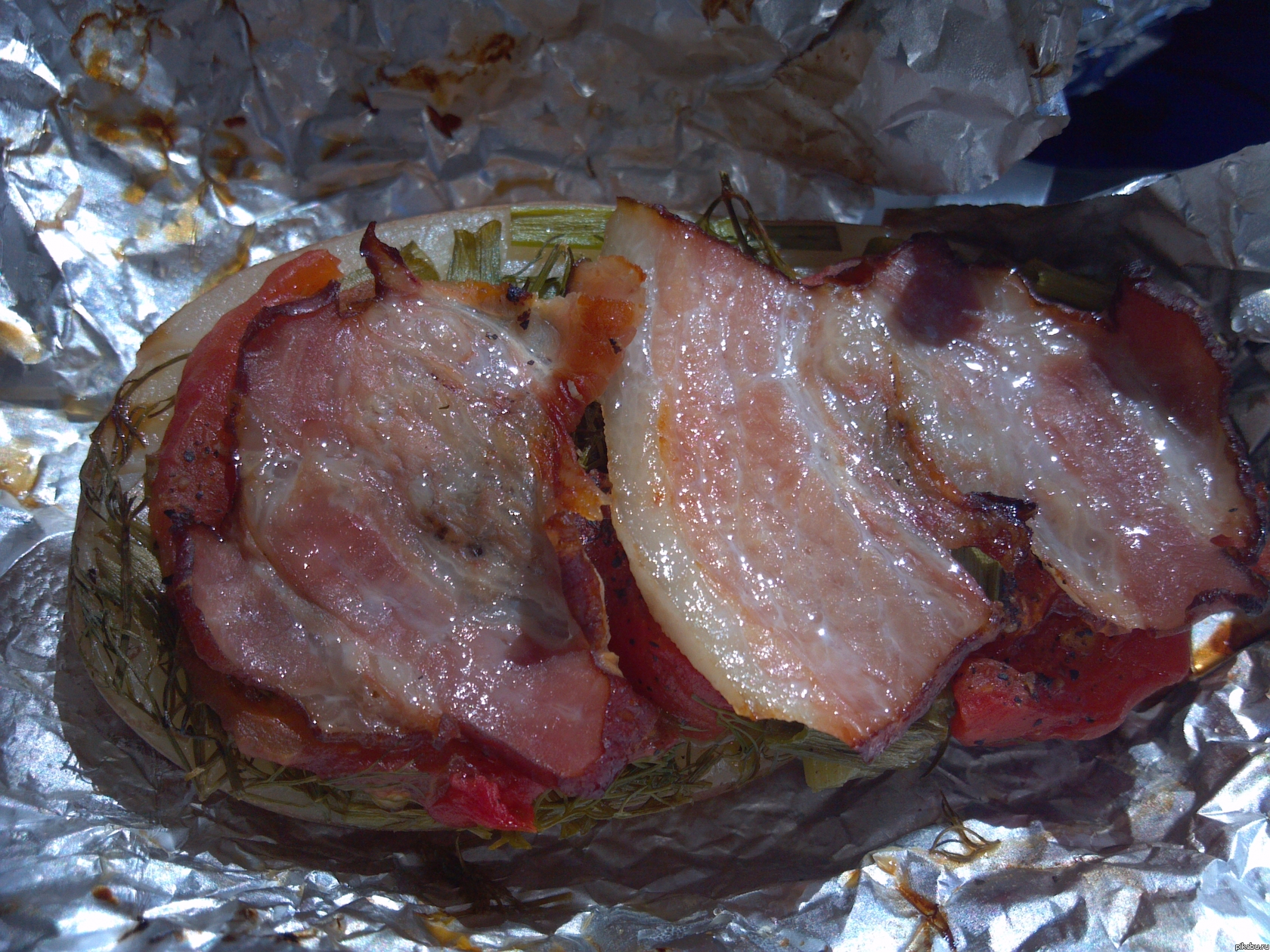 Молодой картофель, запеченный в фольге с зеленью, помидором и беконом ))