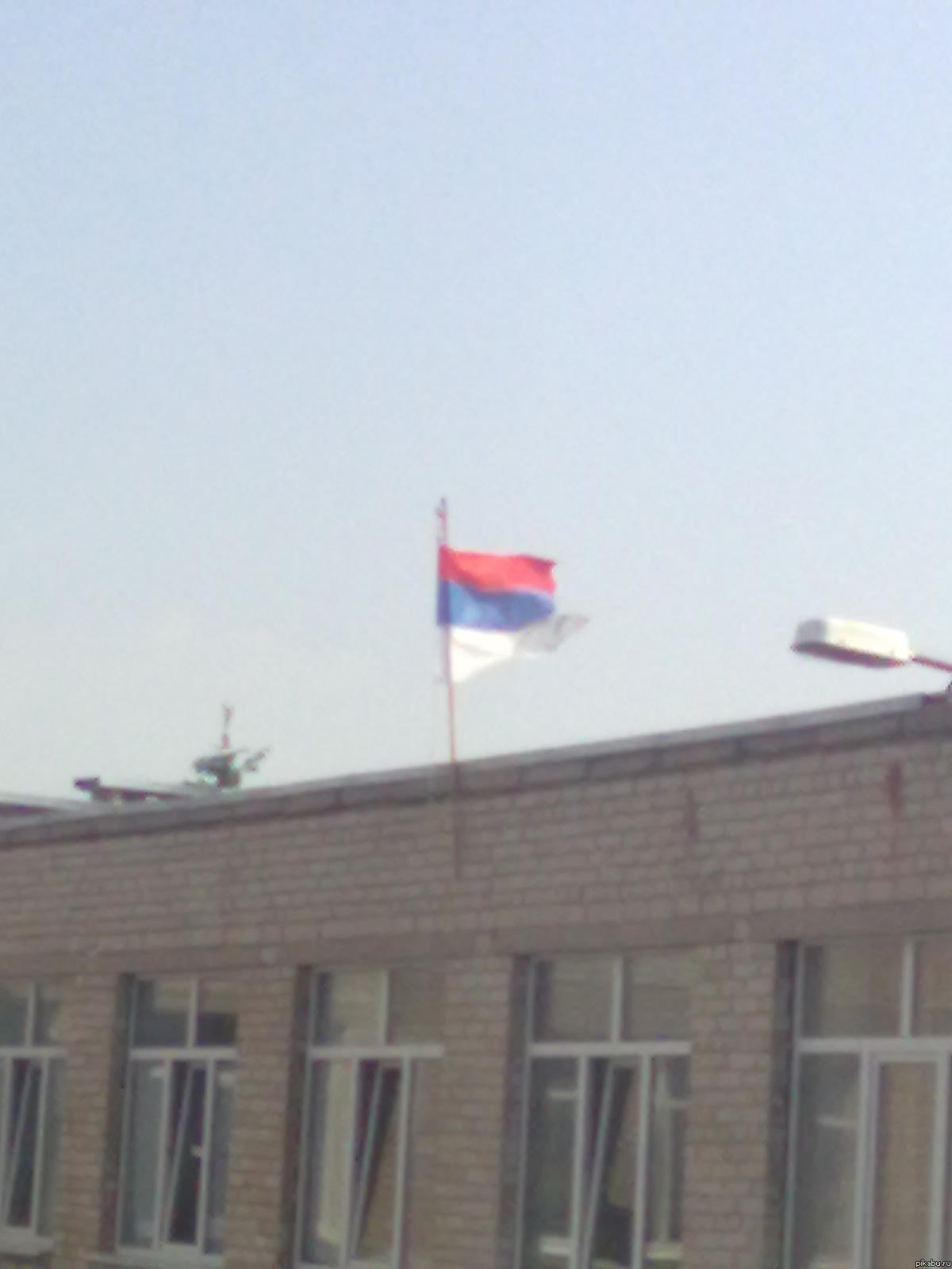Роисський флаг над школой