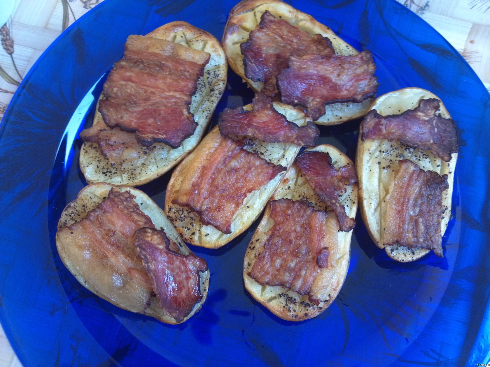 Молодой картофель, запеченный с беконом