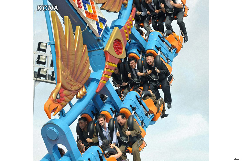 Лидер Северной Кореи Ким Чен Ын во время официального посещения парка аттракционов,