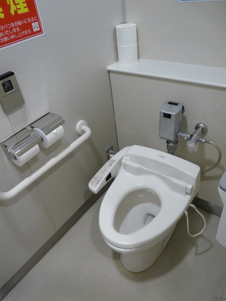 Кабинка общественного сортира в Японии