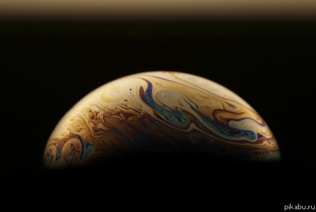 Поверхность обычного мыльного пузыря