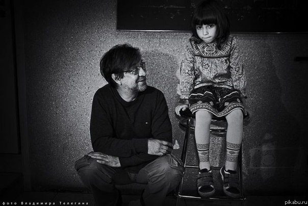 Вот эта милая девочка с фотографии будет ждать свою маму 8 лет