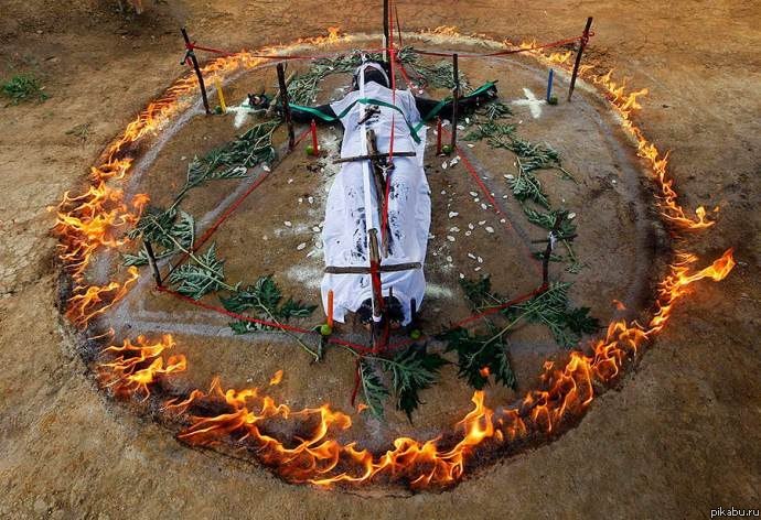 На фото ритуал изгнания демона из 23-летней Гизелы Маруланды