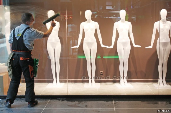 С добрым утром, девочки! Вы ещё не одеты?