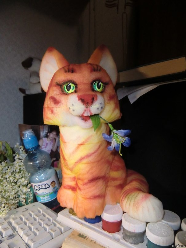 Как-то ко мне на улице подошел мужчина, показал 2 портрета и спросил, похожи ли они на него. Я ему ответила.