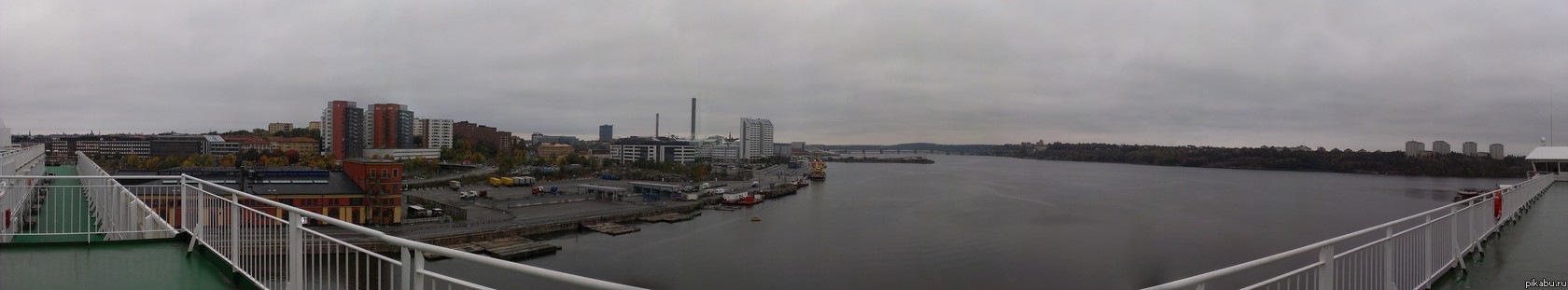 Вид на порт Стокгольма с палубы корабля Romantica