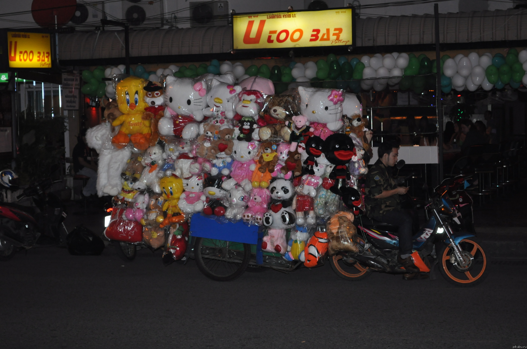 Так продают игрушки в Таиланде.