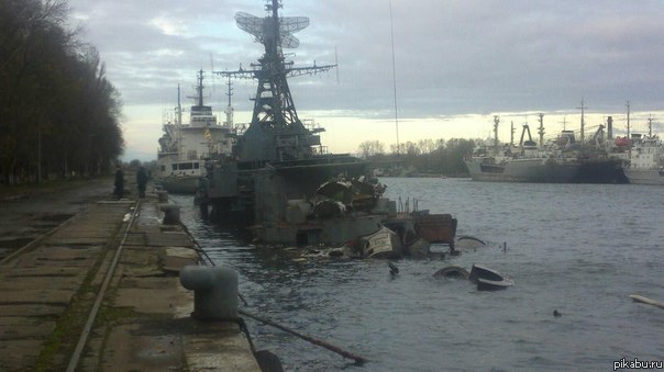 В Балтийске 5 Ноября, на месте стоянки, затонул сторожевой корабль "Неукротимый"