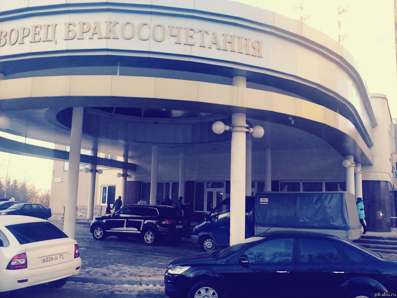 кто на лимузинах, кто на туарегах... а у нас...))) | Пикабу