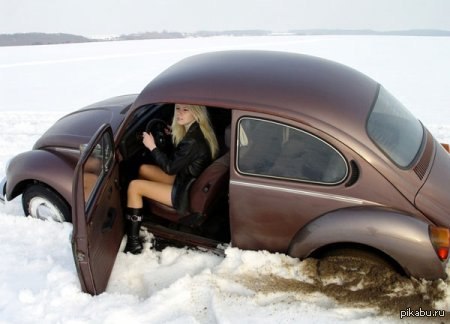Женщина застряла в машинке. Девушка застряла на машине. Машина застряла в снегу. Девушка застряла в снегу. Девушка застряла в снегу на машине.