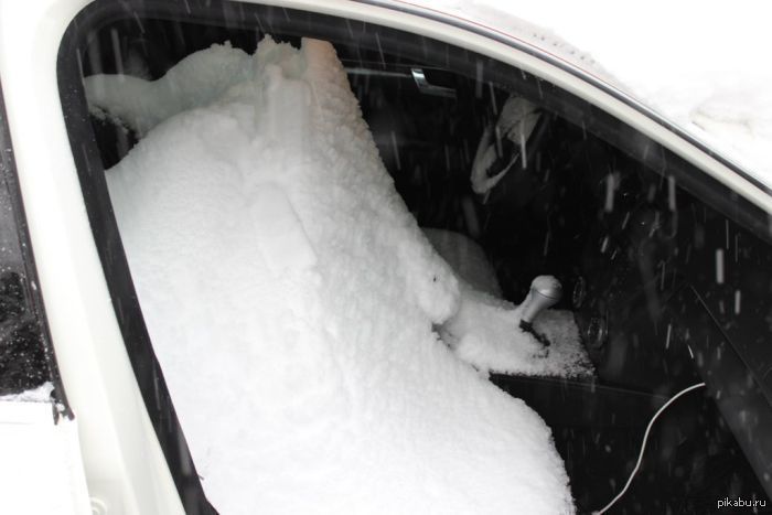 Сугробы на дверь. Сугроб в салоне машины. Снег в машине в салоне. Замерзший салон автомобиля. Снег внутри машины.
