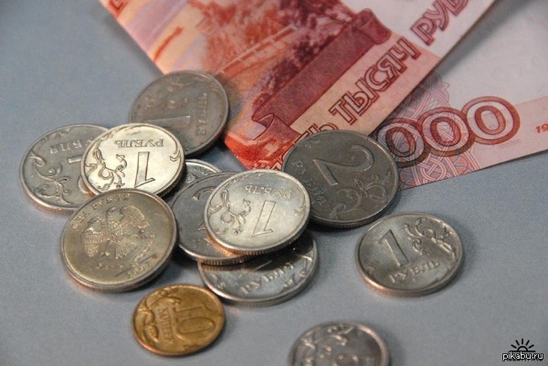 В магазине дали сдачу мелочью, среди нее нашел заначку.