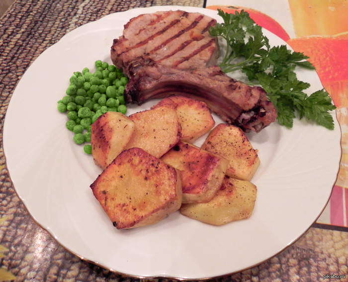 Приготовил себе холостяцкий ужин.