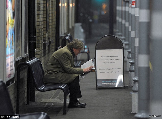 Британский министр транспорта Саймон Бернс едет на работу на электричке