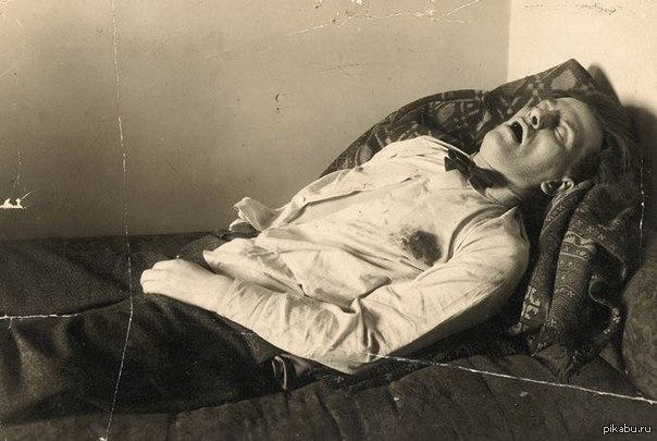 Мертвый Владимир Владимирович Маяковский. Лубянский проезд, 3/6. Москва. РСФСР. СССР. Полдень 14 апреля 1930 года.