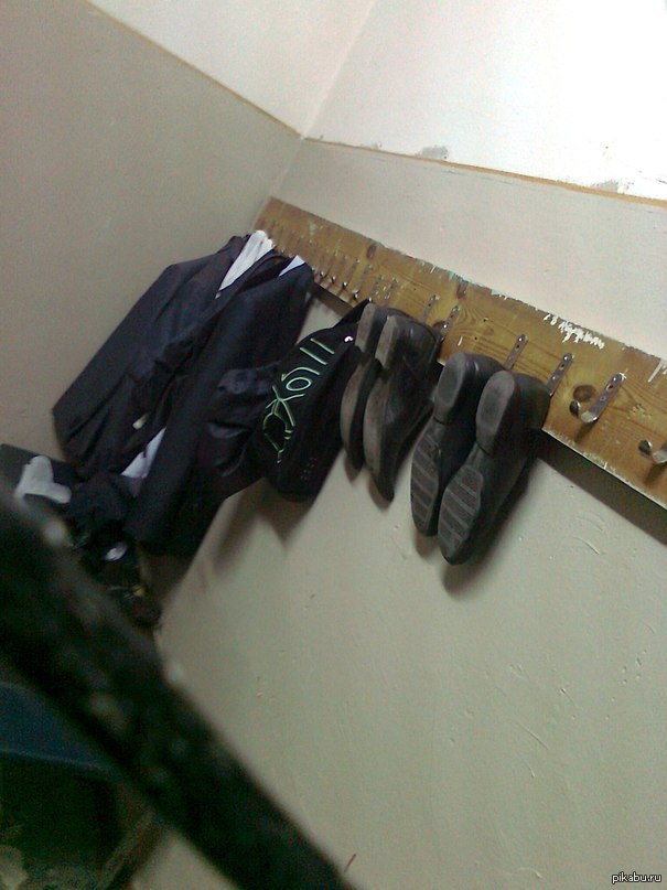 Когда в школе грязный пол или излишнее чистоплюйство:)