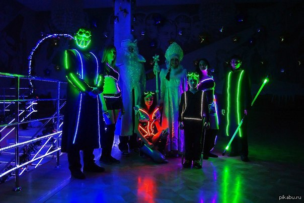 Тут парень выкладывал светящиеся кеды.