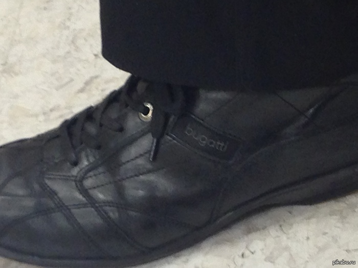 Мой одноклассник возвращается домой на Bugatti